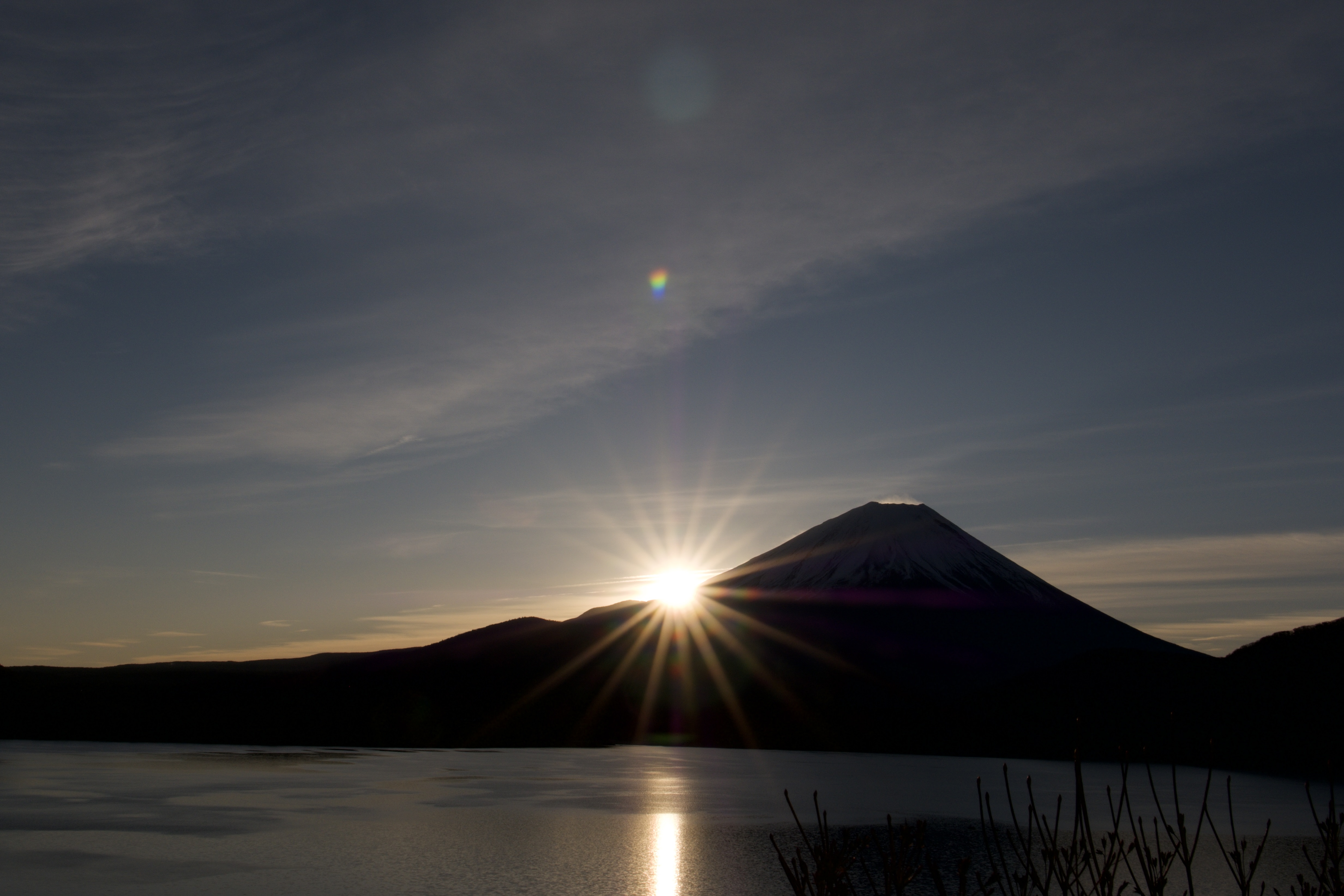 朝日と富士山の風景